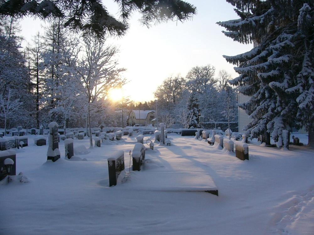 Haudat lumen peitossa Lapinjärven kirkkomaalla