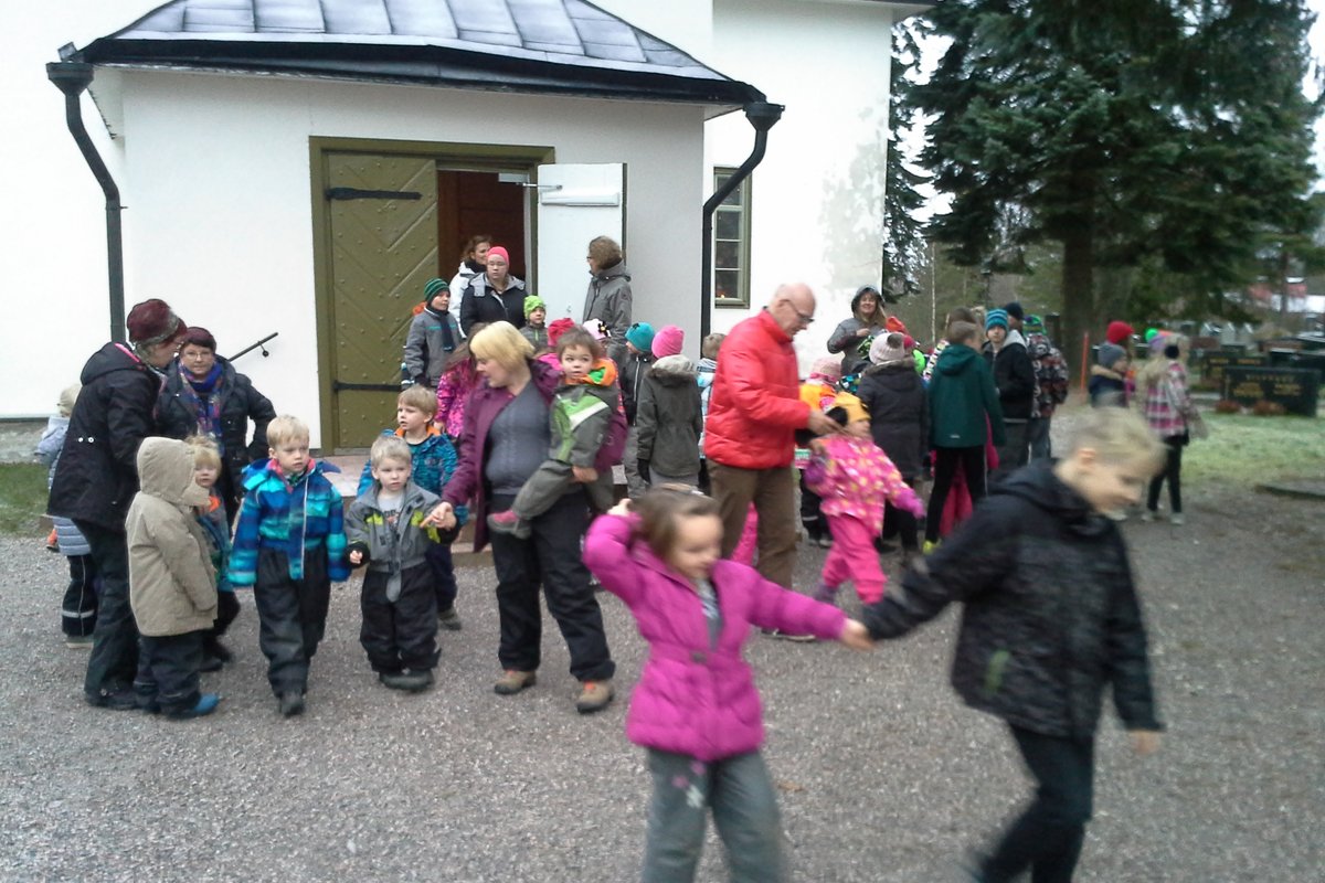 Lapset Lapinjärven kirkolla.